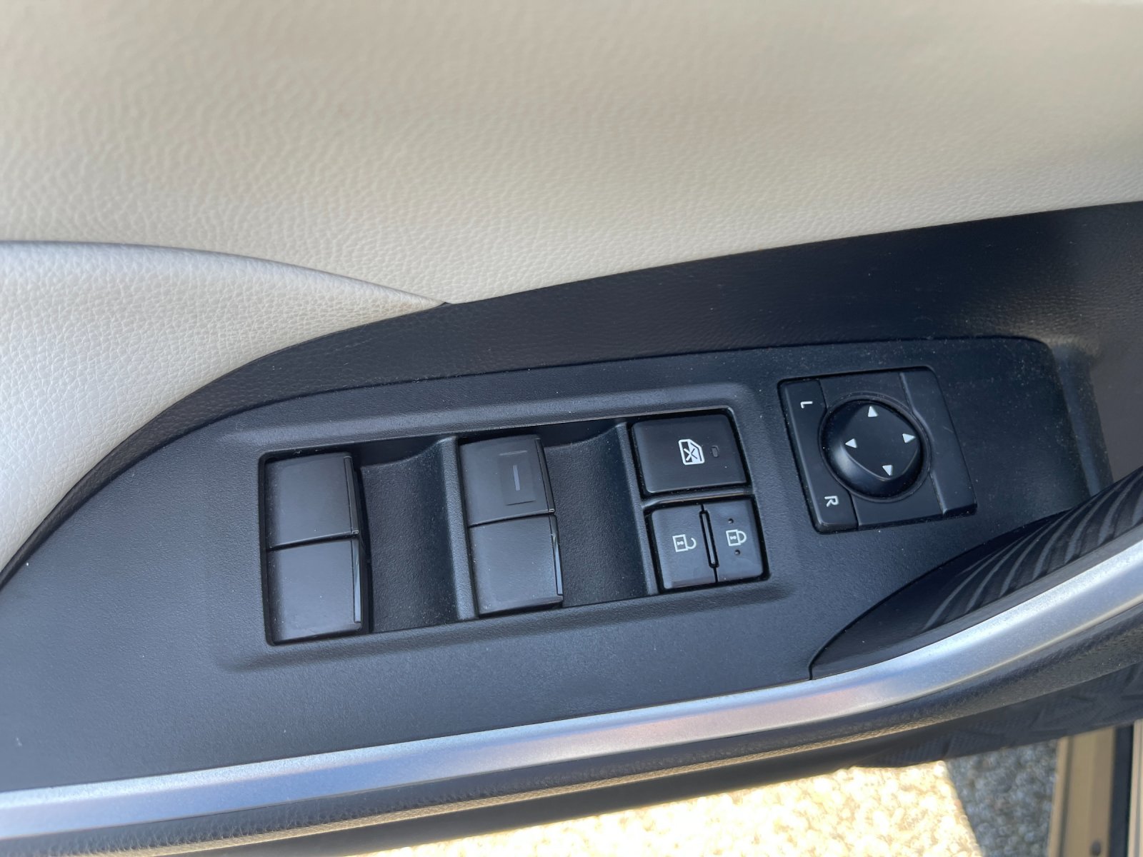 Used 2021 Silver Toyota XLE image 12