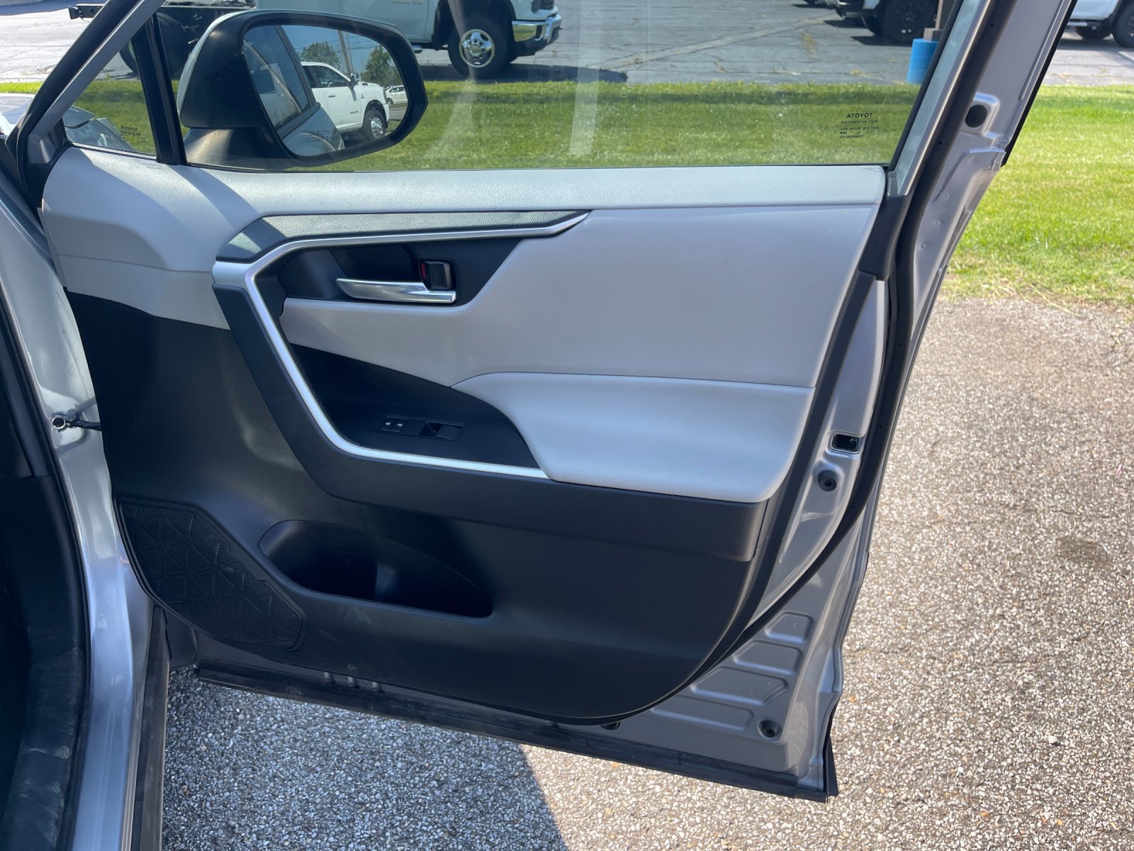Used 2021 Silver Toyota XLE image 19