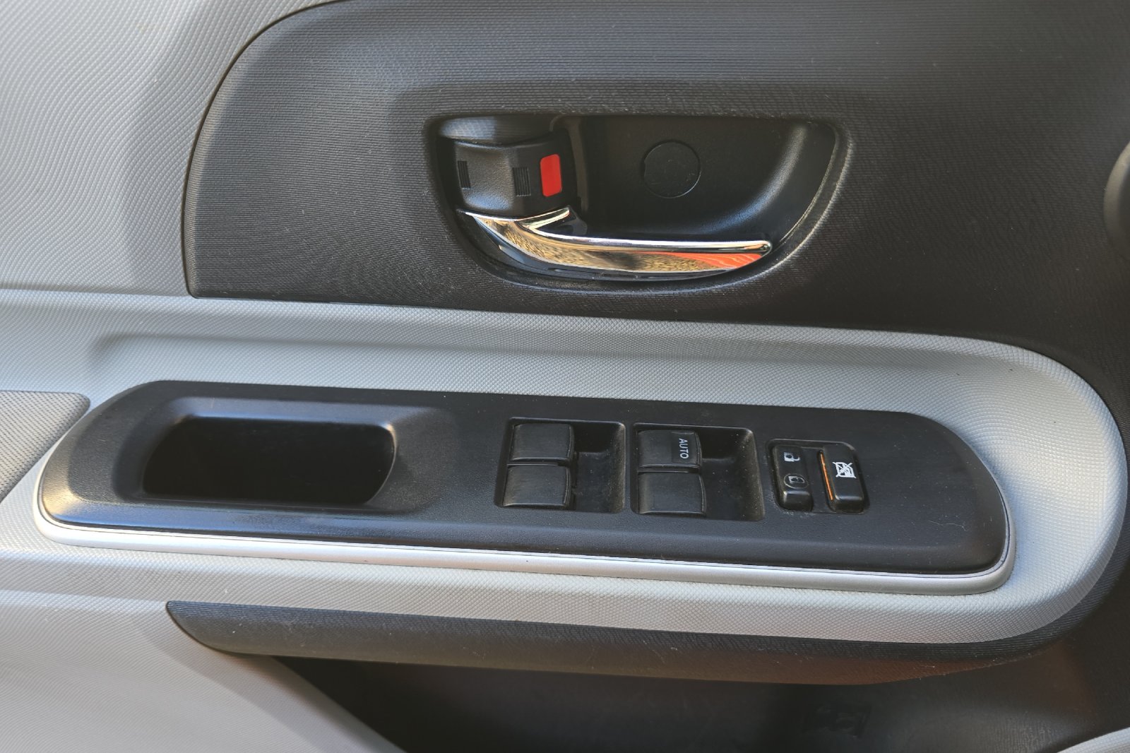 Used 2014 Orange Toyota Three image 8