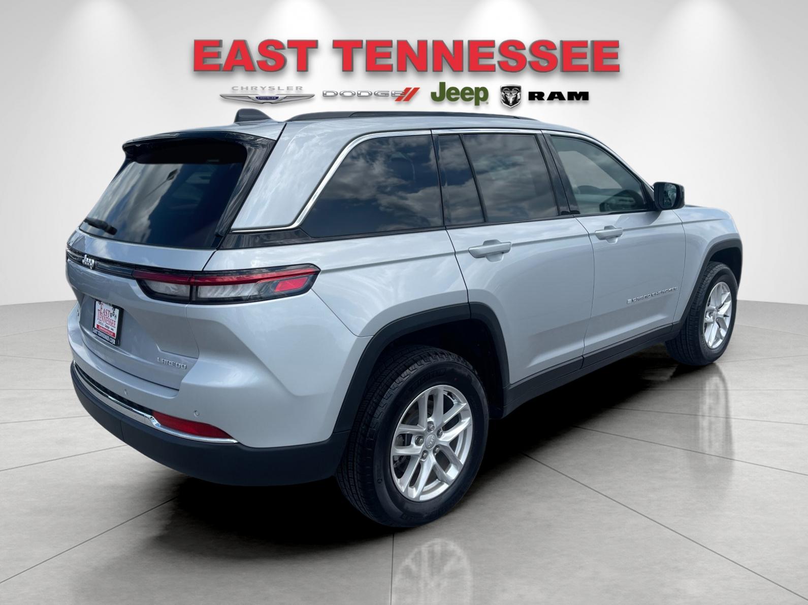 Used 2025 Silver Jeep Laredo X image 3