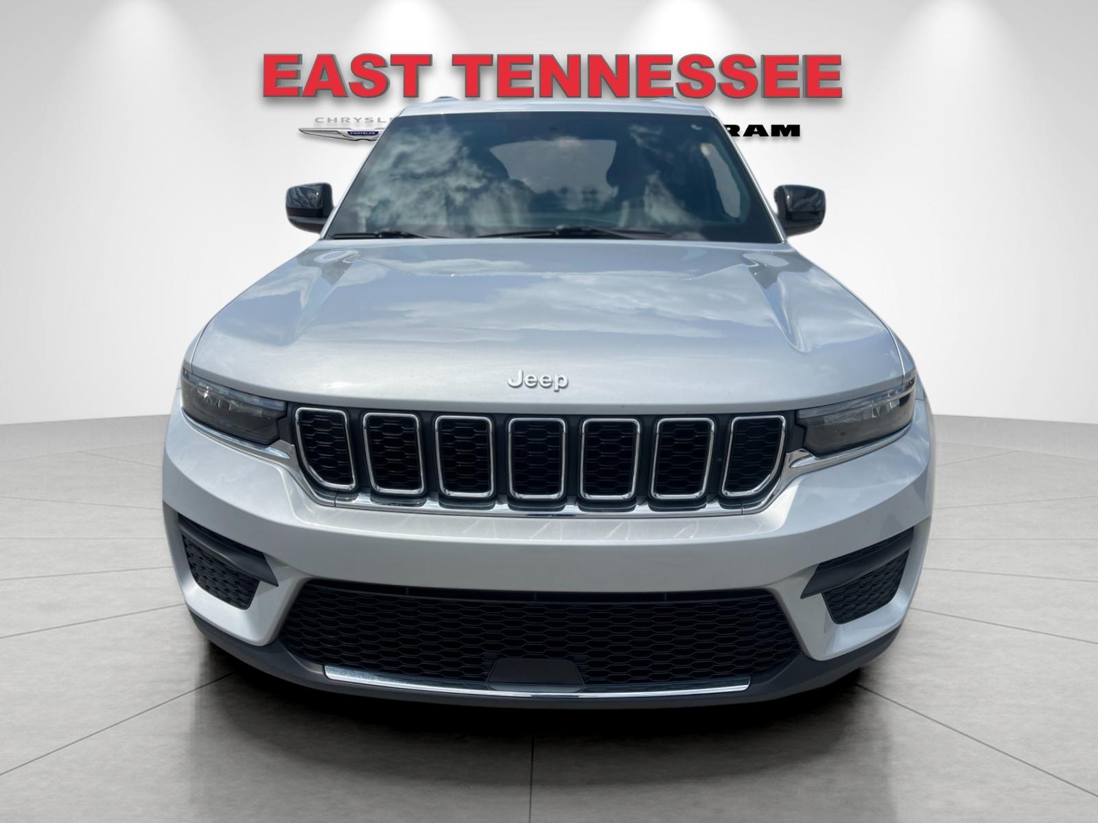 Used 2025 Silver Jeep Laredo X image 9