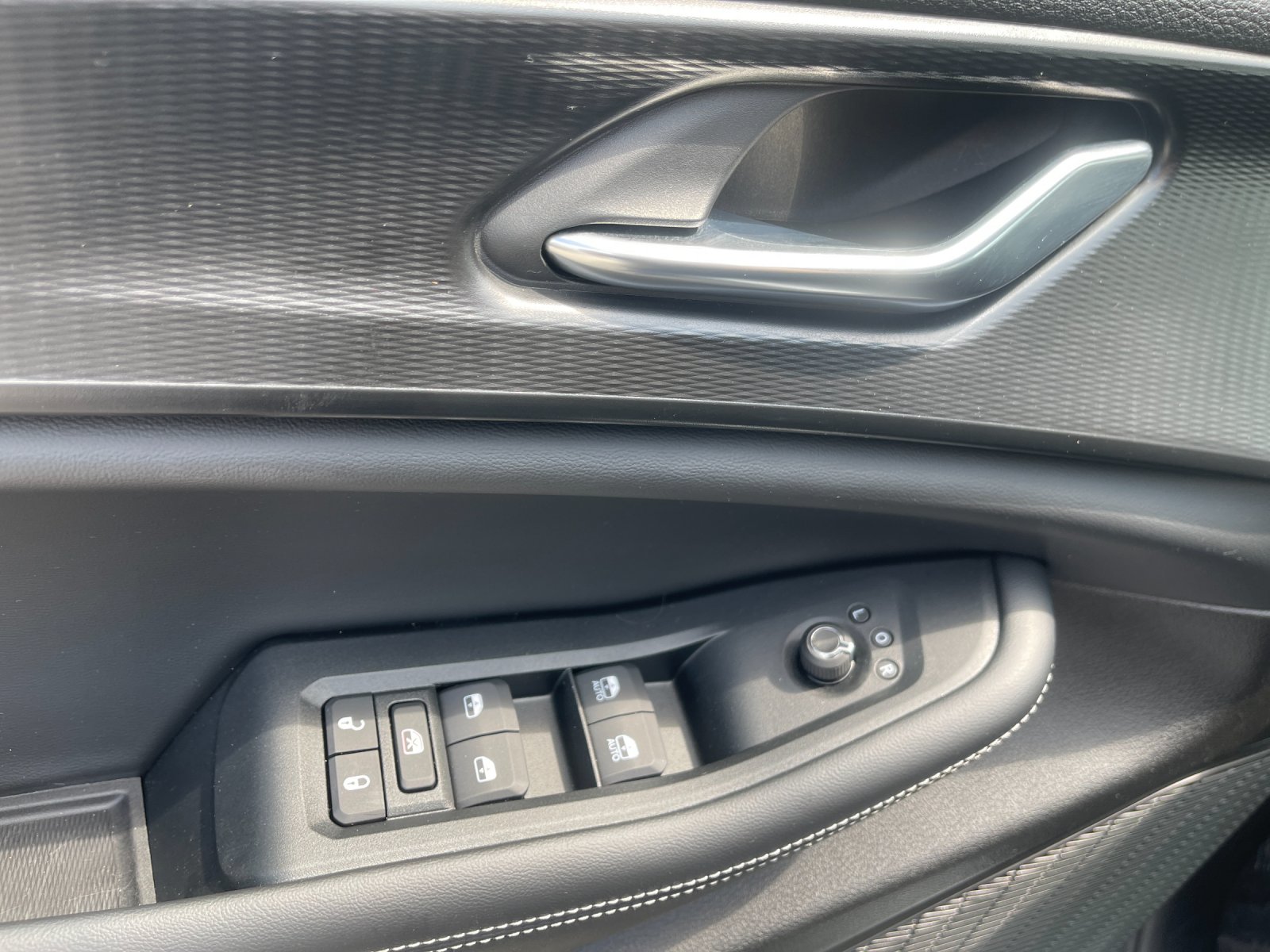 Used 2025 Silver Jeep Laredo X image 13