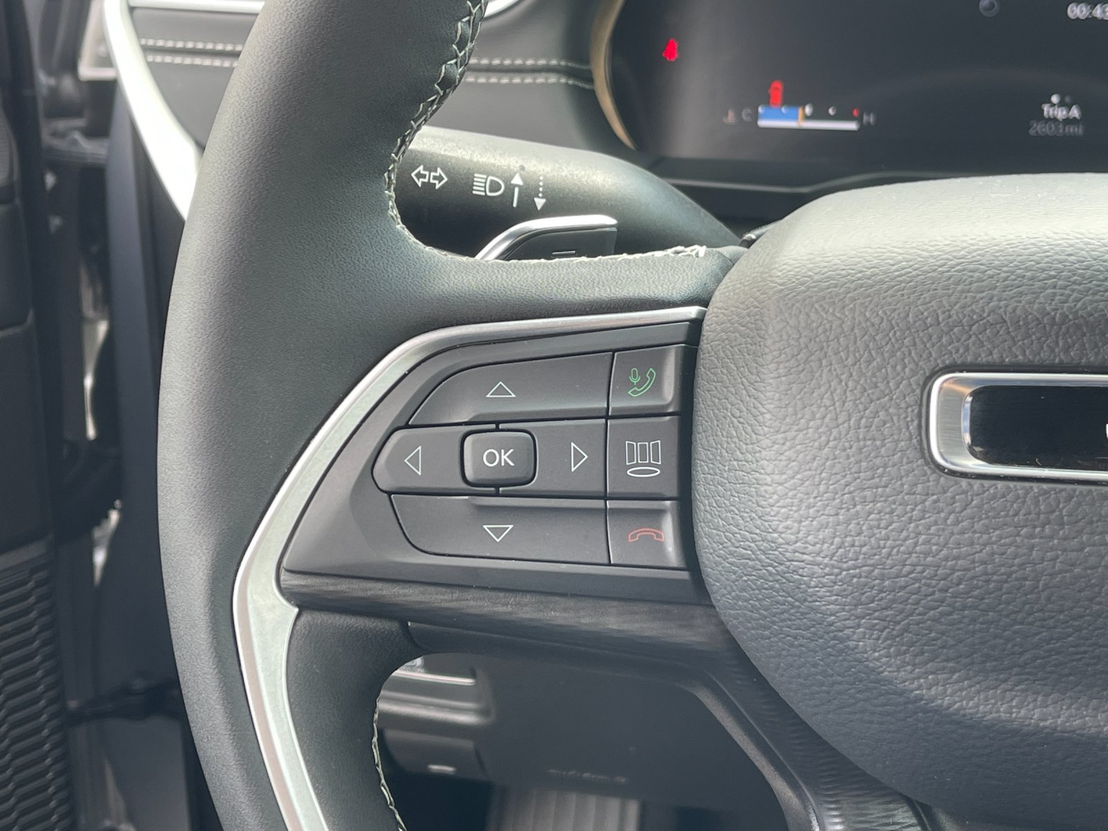 Used 2025 Silver Jeep Laredo X image 27