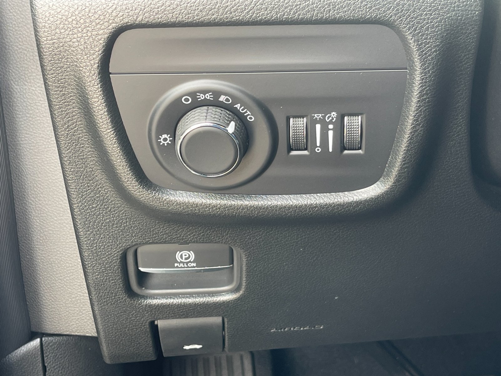 Used 2025 Silver Jeep Laredo X image 31