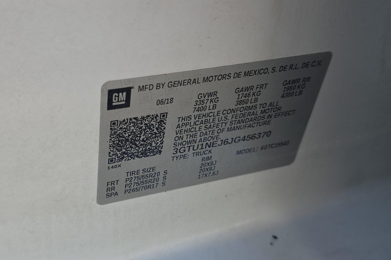 Used 2018 White Frost Tricoat GMC SLT image 22