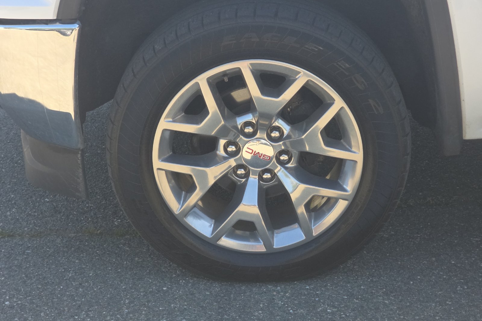 Used 2018 White Frost Tricoat GMC SLT image 21
