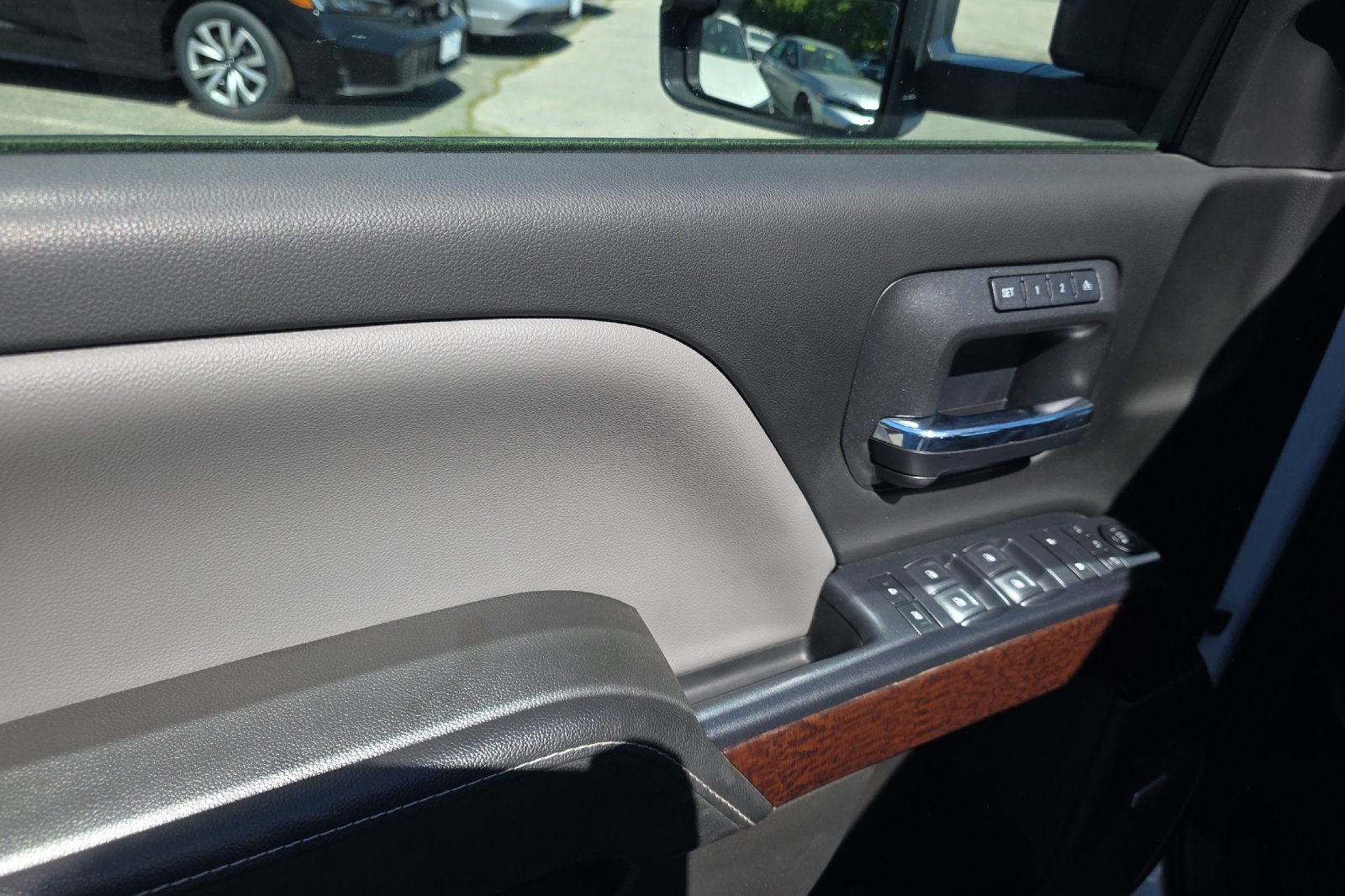 Used 2018 White Frost Tricoat GMC SLT image 9