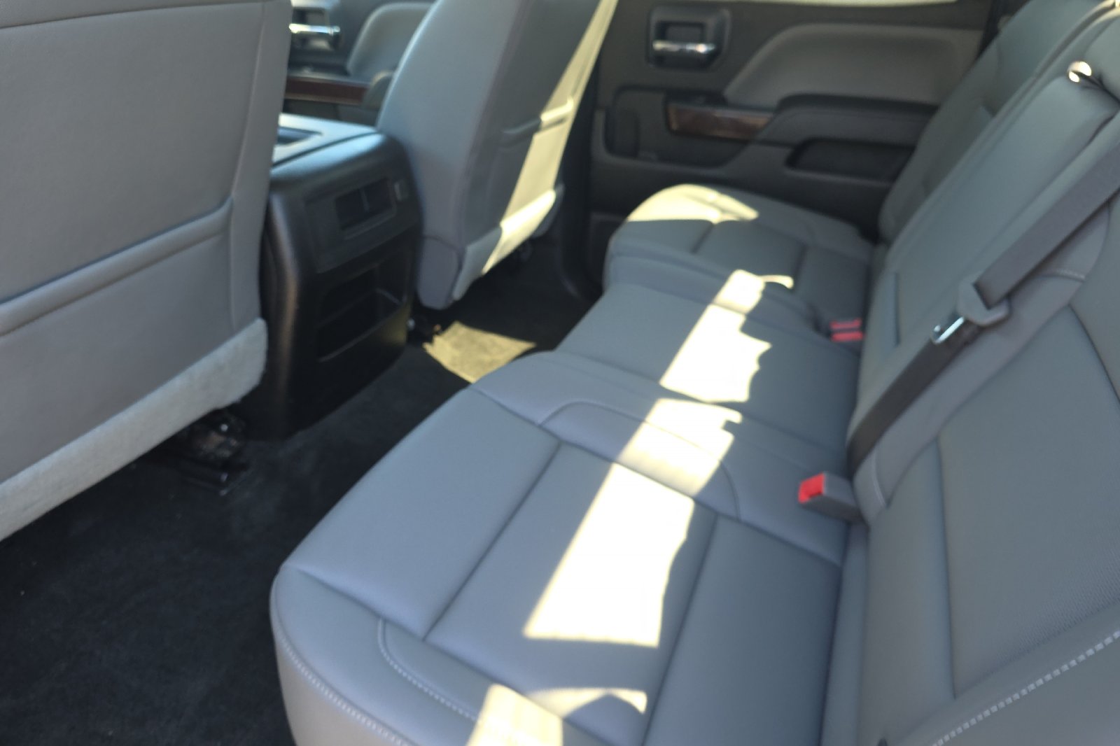 Used 2018 White Frost Tricoat GMC SLT image 11