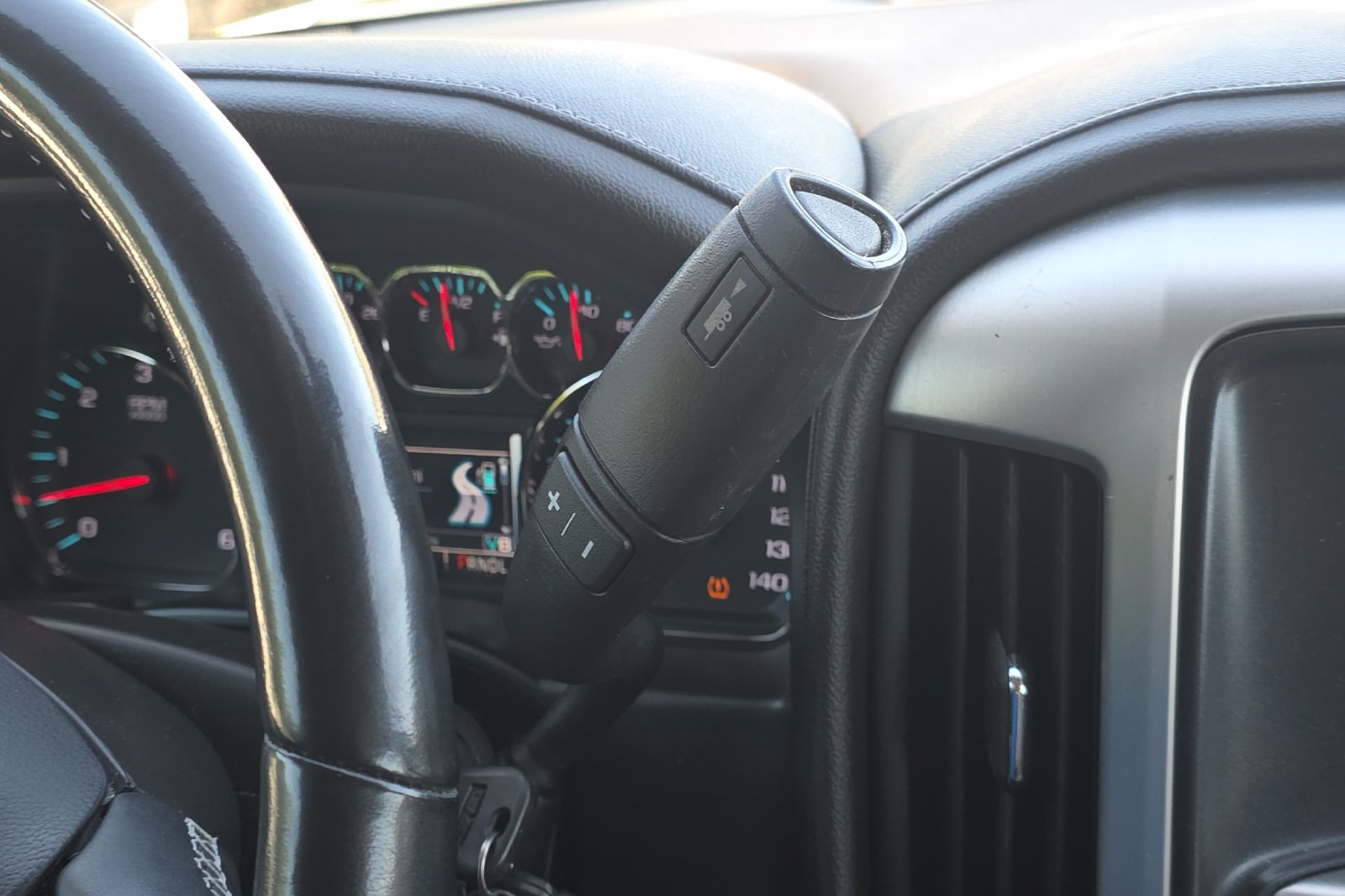 Used 2018 White Frost Tricoat GMC SLT image 18