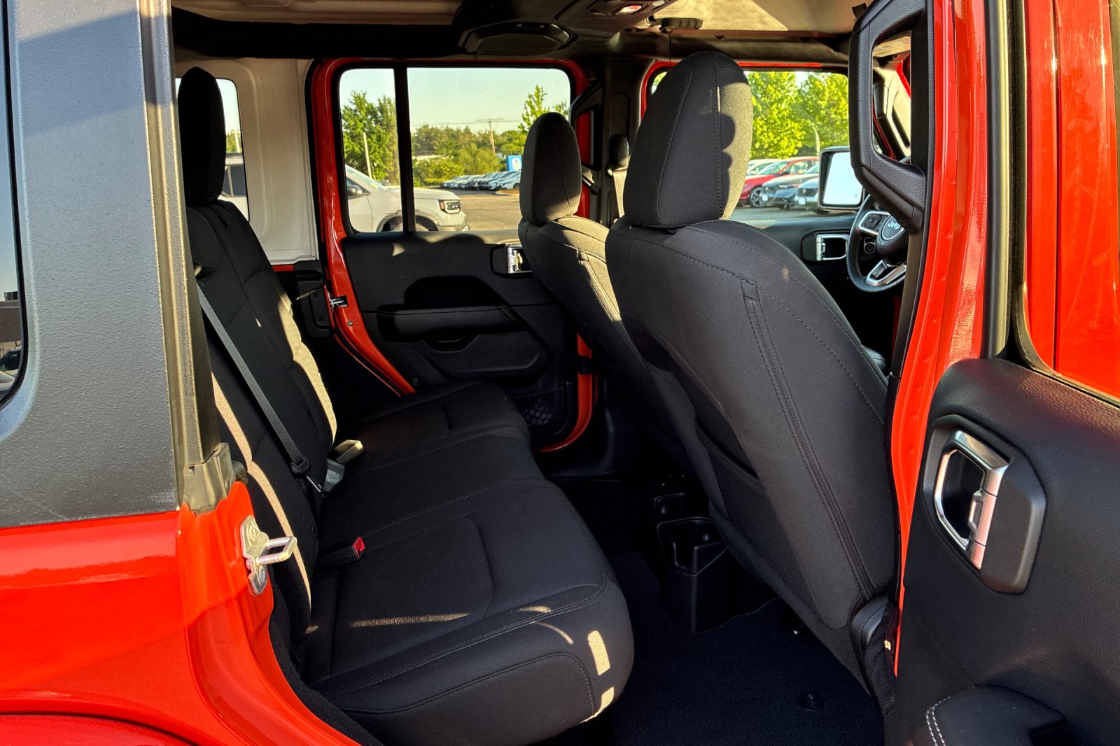 Used 2018 Punkn Metallic Clearcoat Jeep Unlimited Sahara image 17