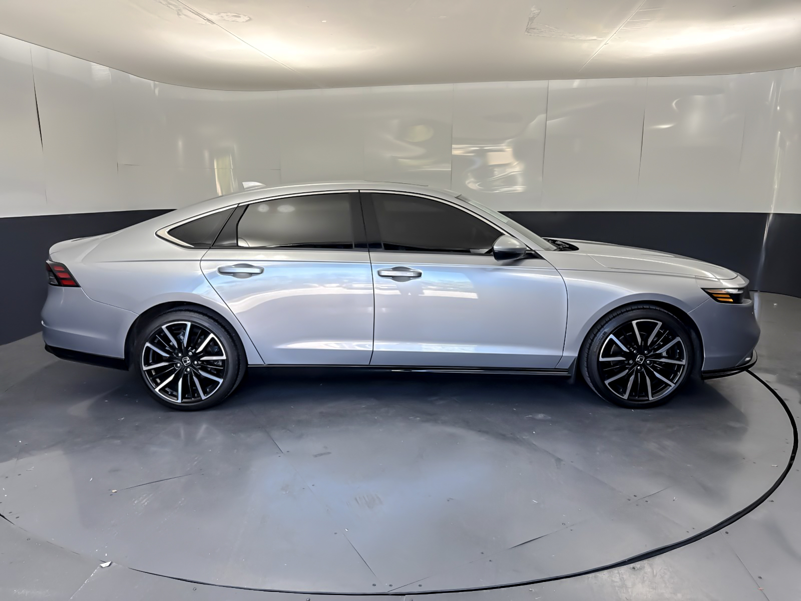Used 2024  Honda Touring image 2