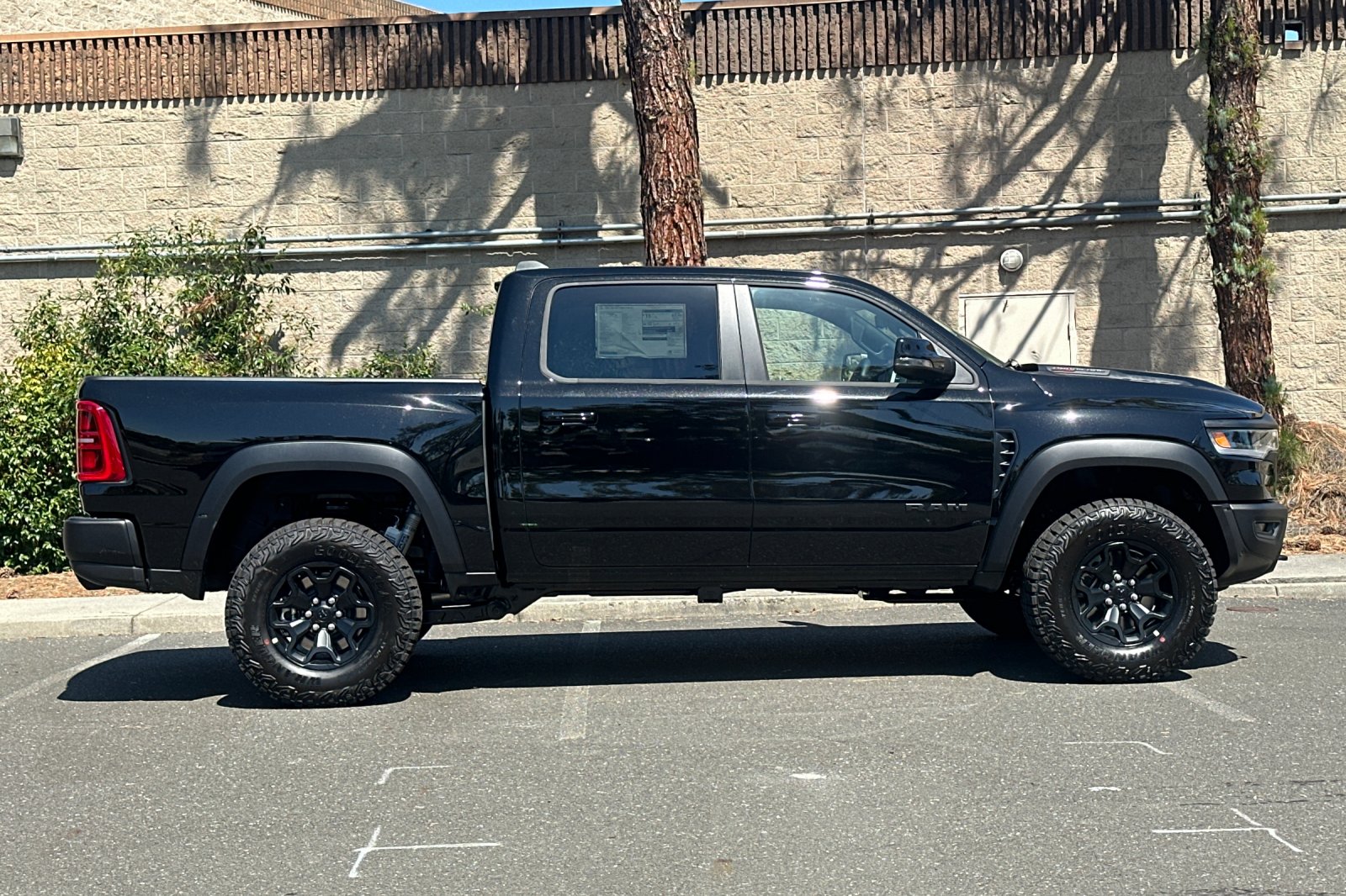 New 2026 Diamond Black Crystal Pearl-Coat Exterior Paint RAM RHO image 2