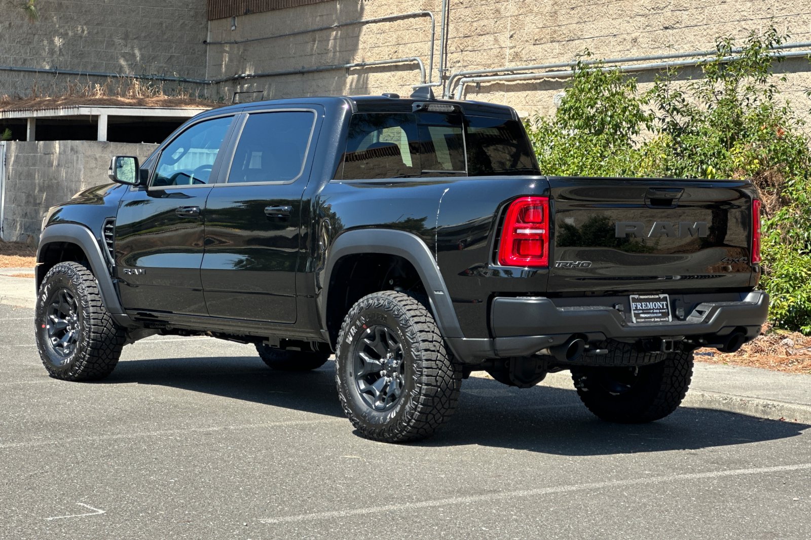 New 2026 Diamond Black Crystal Pearl-Coat Exterior Paint RAM RHO image 5