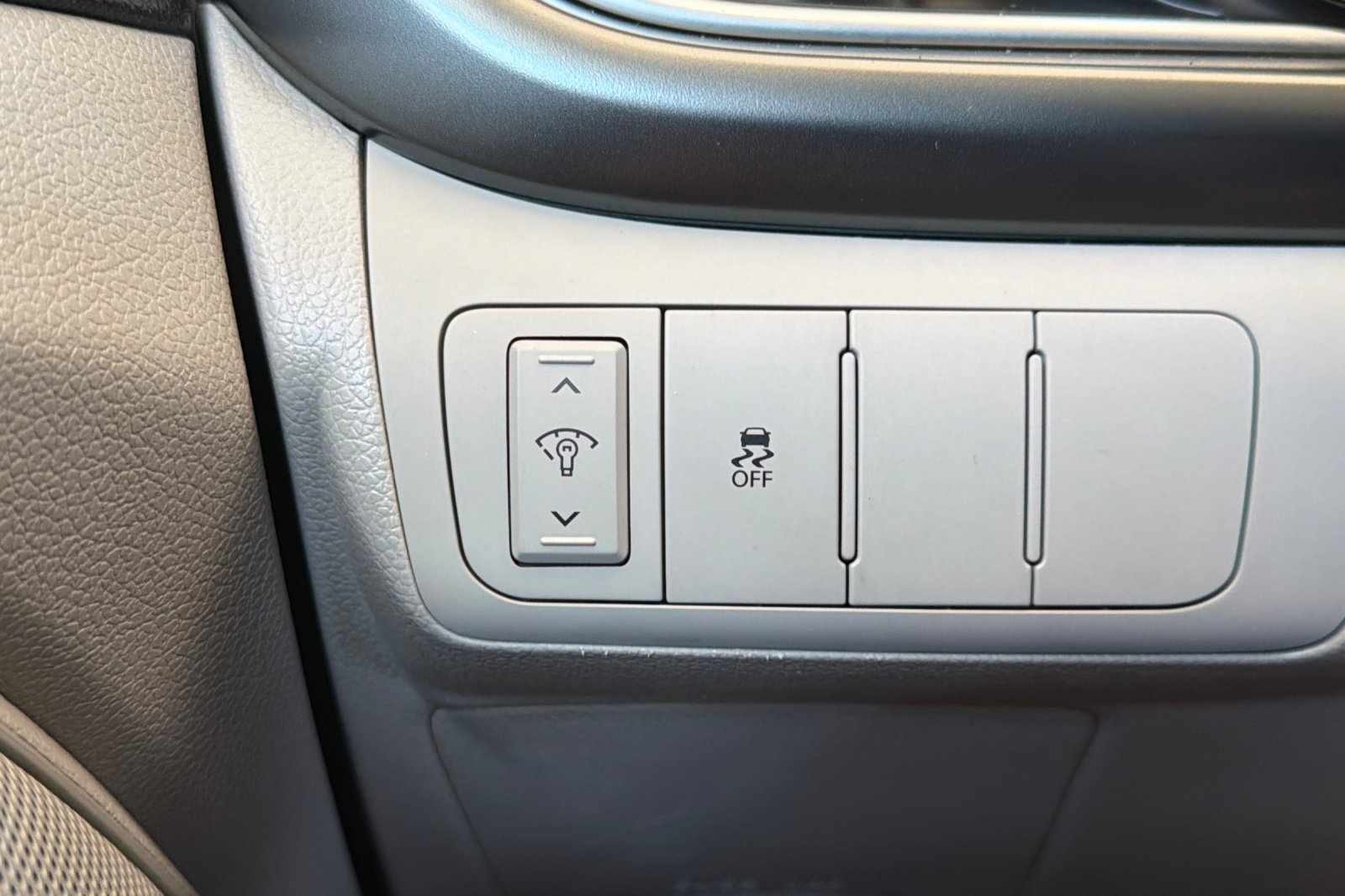 Used 2015 Titanium Silver Kia LX image 25