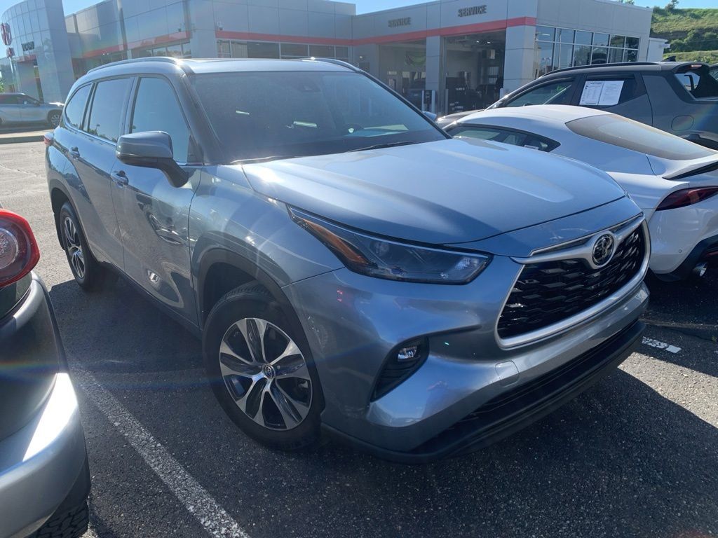Used 2022  Toyota XLE image 7