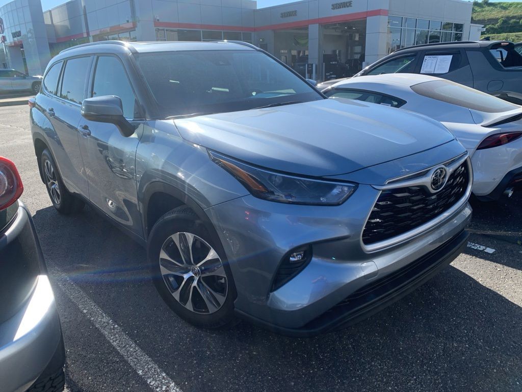 Used 2022  Toyota XLE image 6