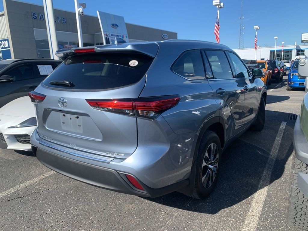 Used 2022  Toyota XLE image 5