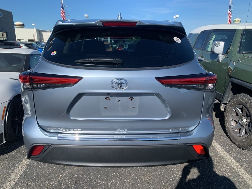 Used 2022  Toyota XLE image 4
