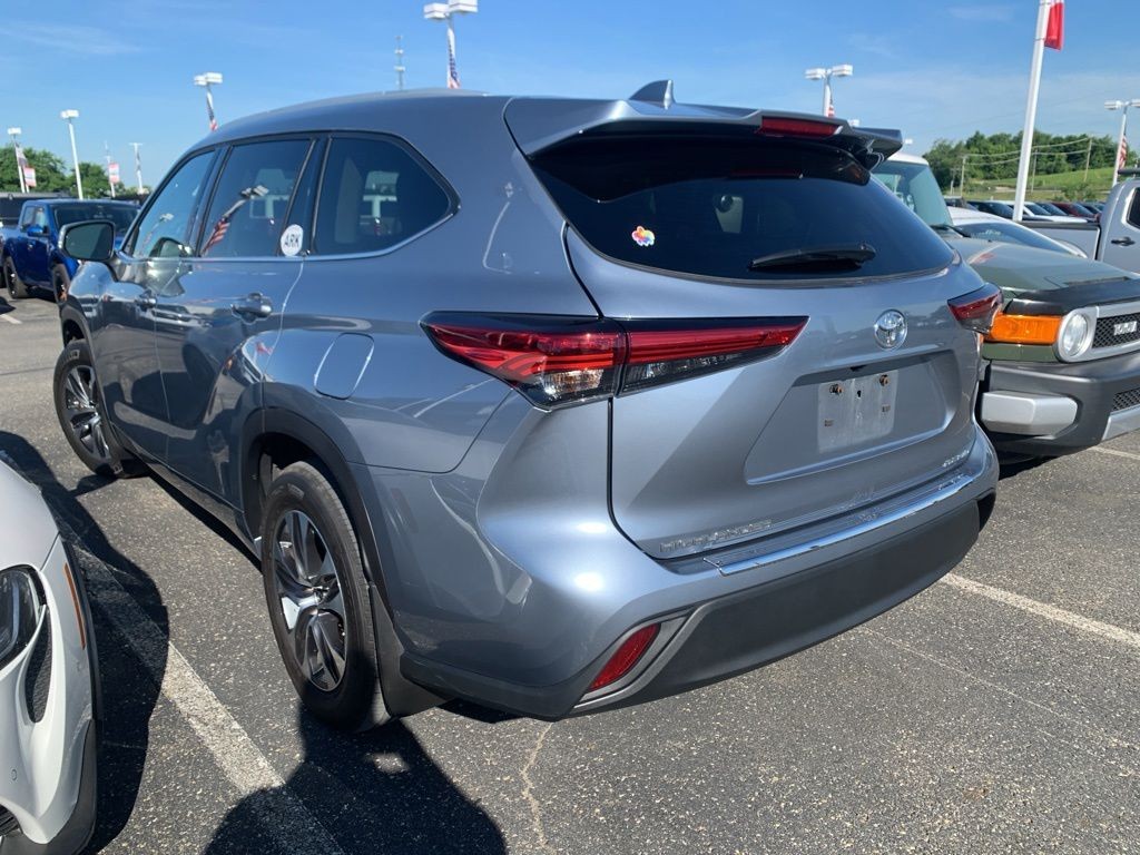 Used 2022  Toyota XLE image 3
