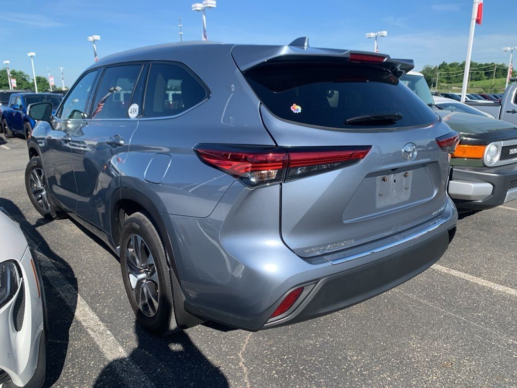 Used 2022  Toyota XLE image 2