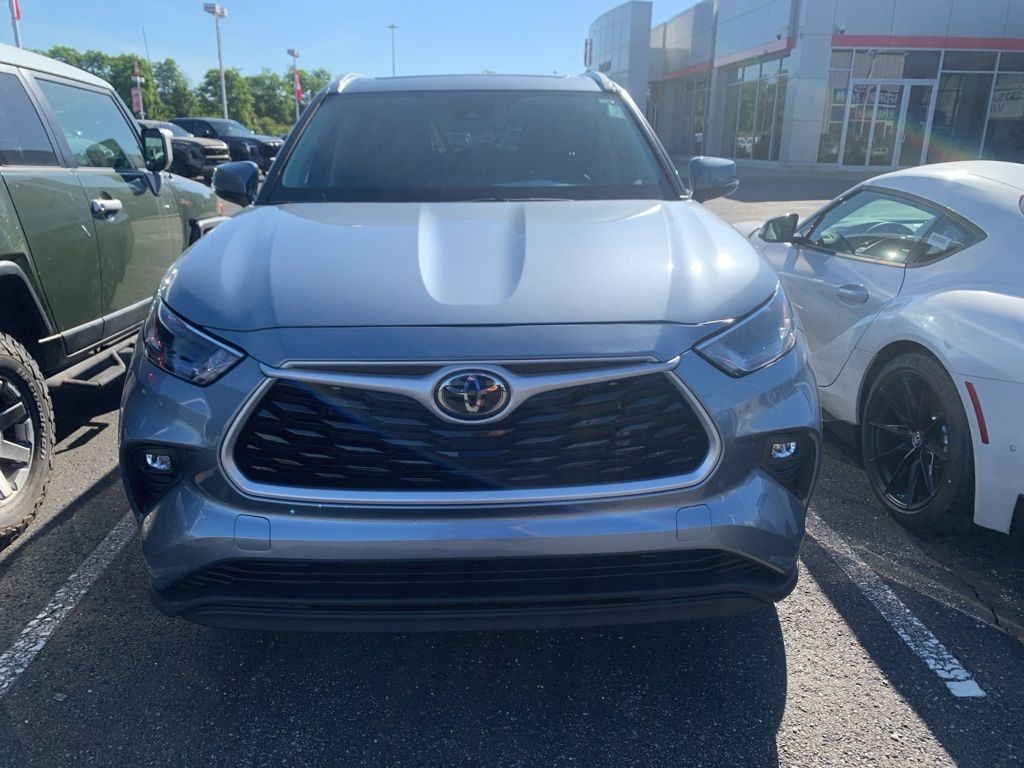 Used 2022  Toyota XLE image 8