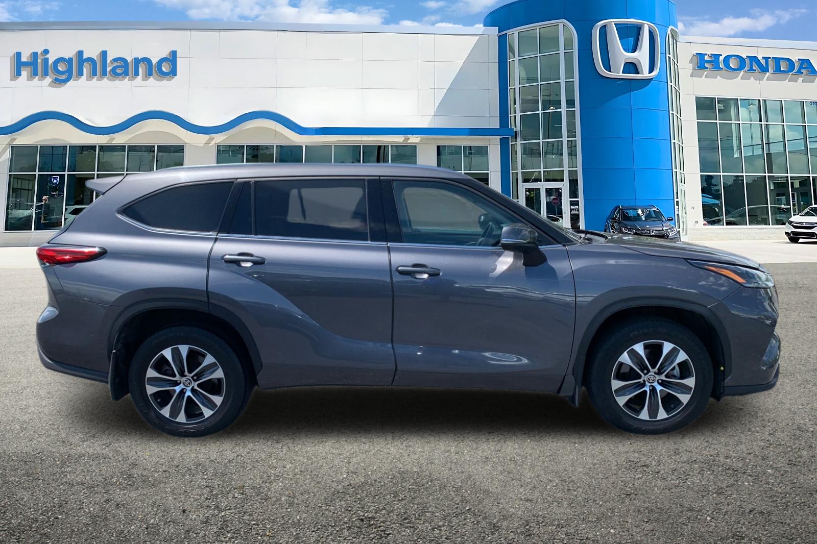 Used 2021 Gray Toyota XLE image 6