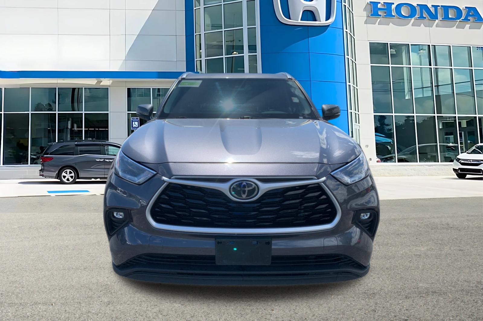 Used 2021 Gray Toyota XLE image 8