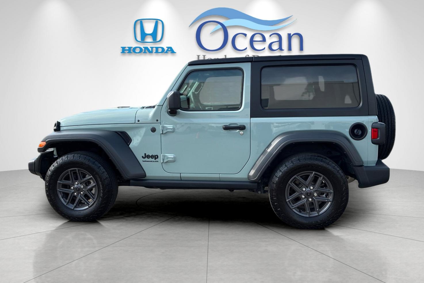 Used 2024 Earl Clearcoat Jeep Sport S image 6