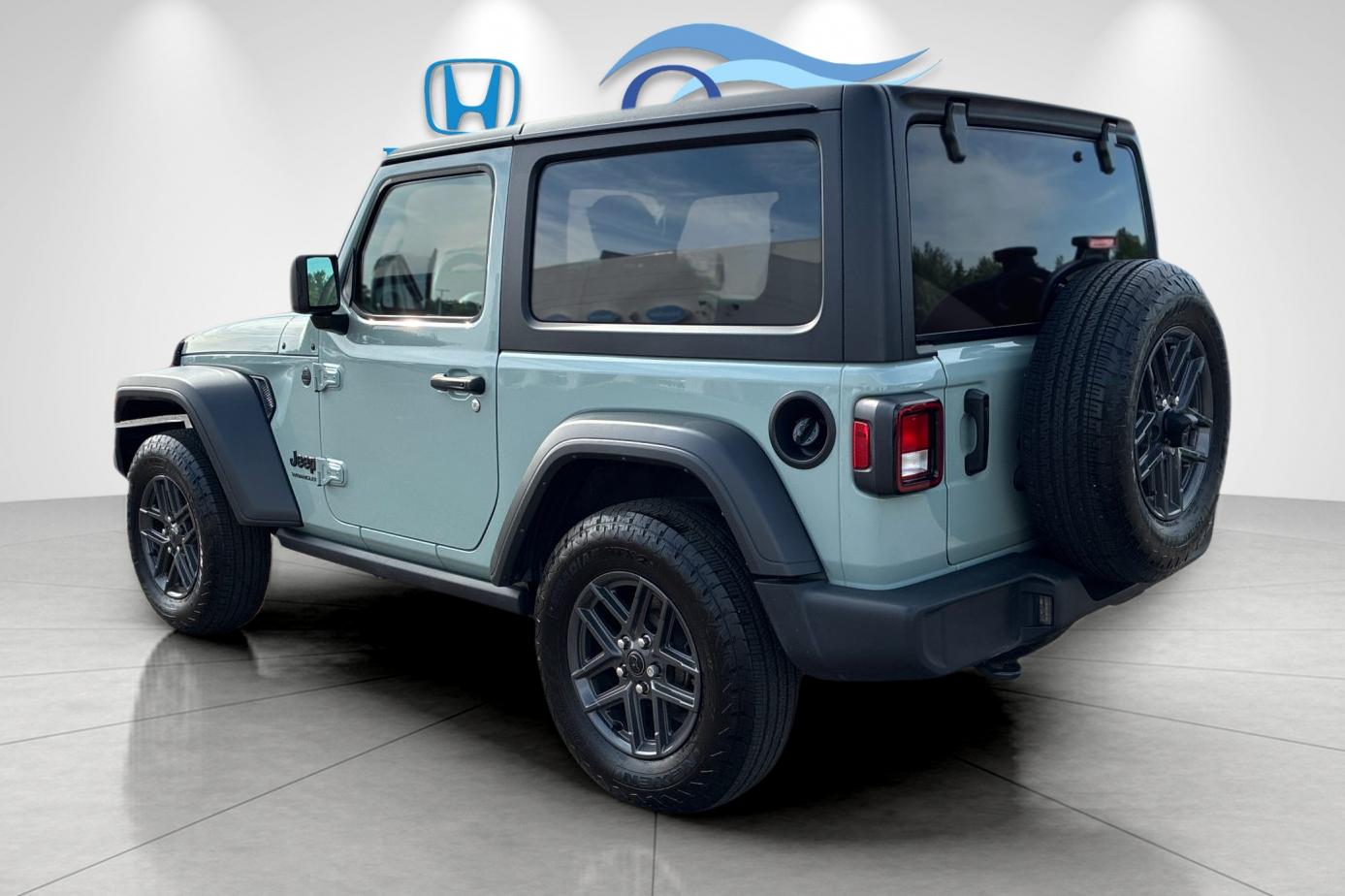 Used 2024 Earl Clearcoat Jeep Sport S image 5