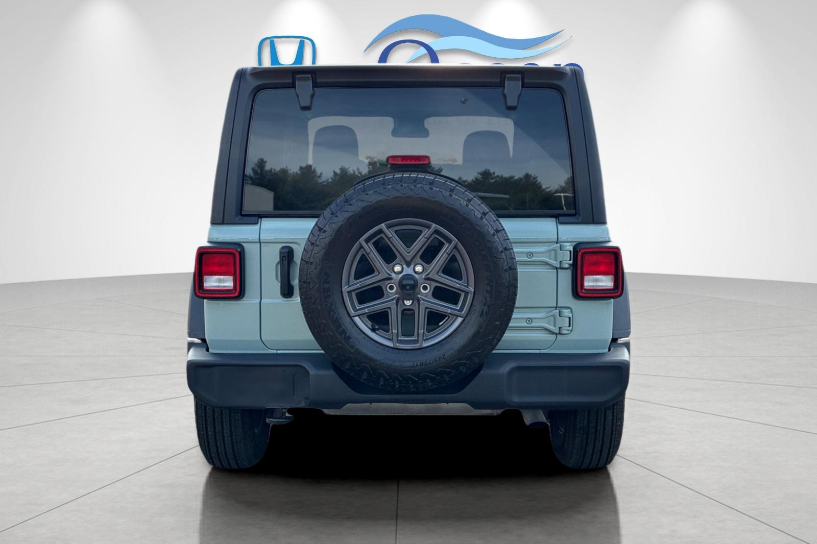 Used 2024 Earl Clearcoat Jeep Sport S image 4