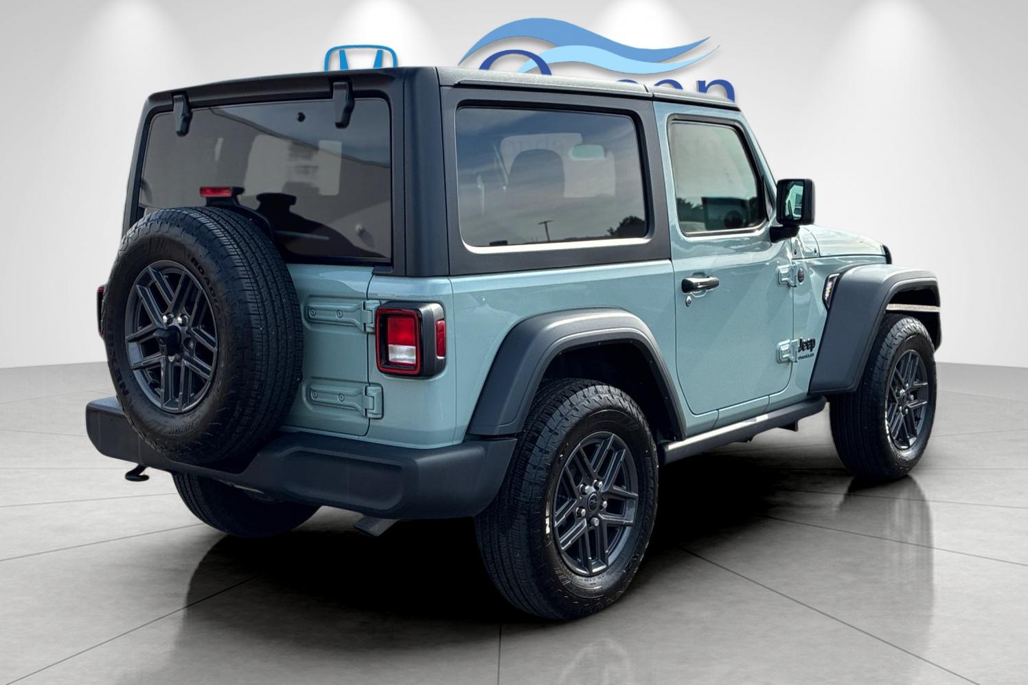 Used 2024 Earl Clearcoat Jeep Sport S image 3