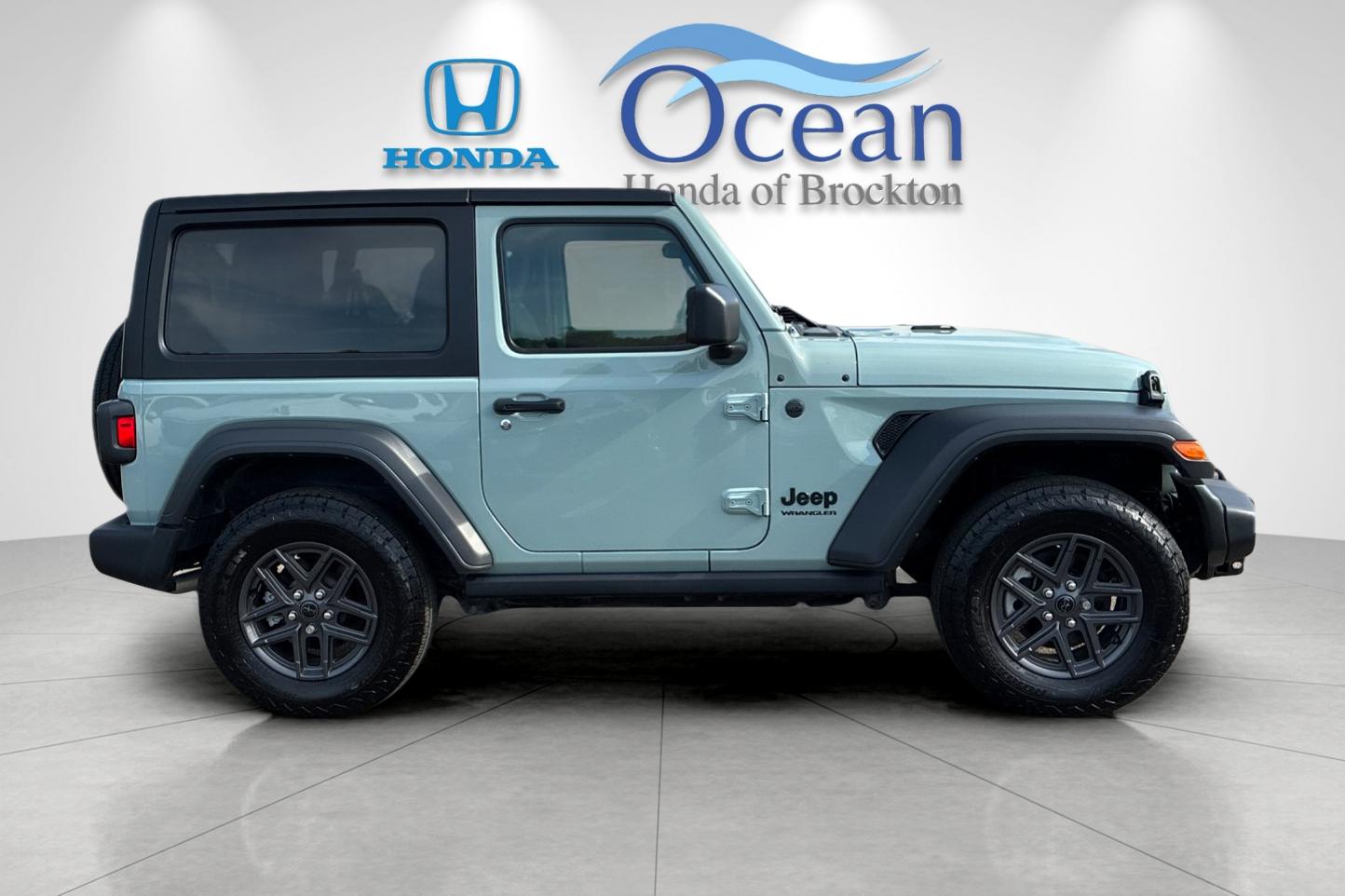 Used 2024 Earl Clearcoat Jeep Sport S image 2