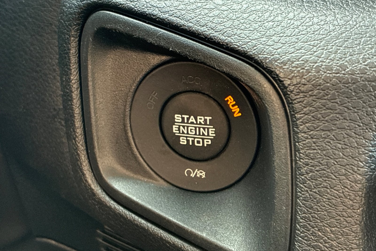 Used 2024 Earl Clearcoat Jeep Sport S image 26
