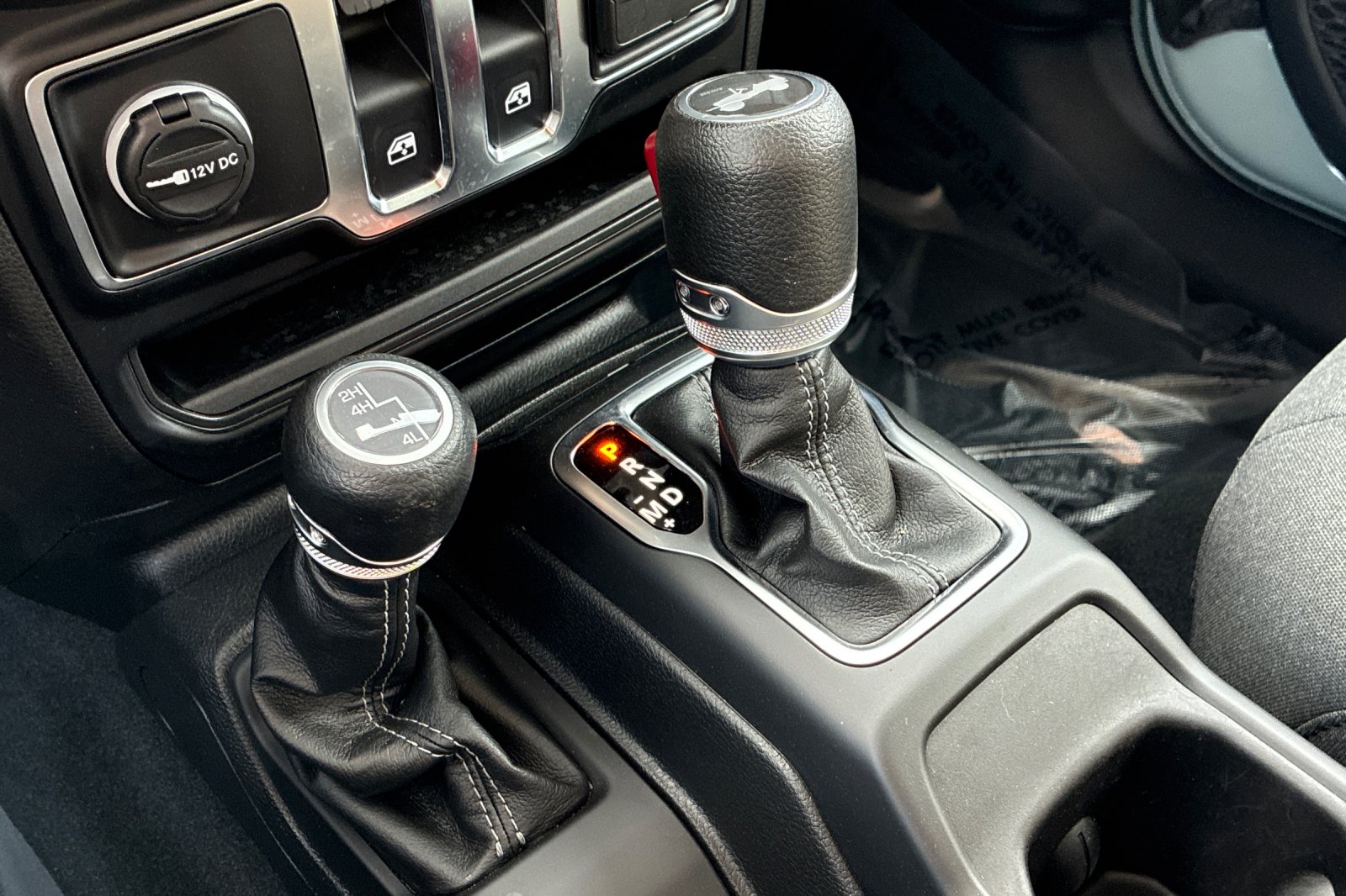 Used 2024 Earl Clearcoat Jeep Sport S image 25