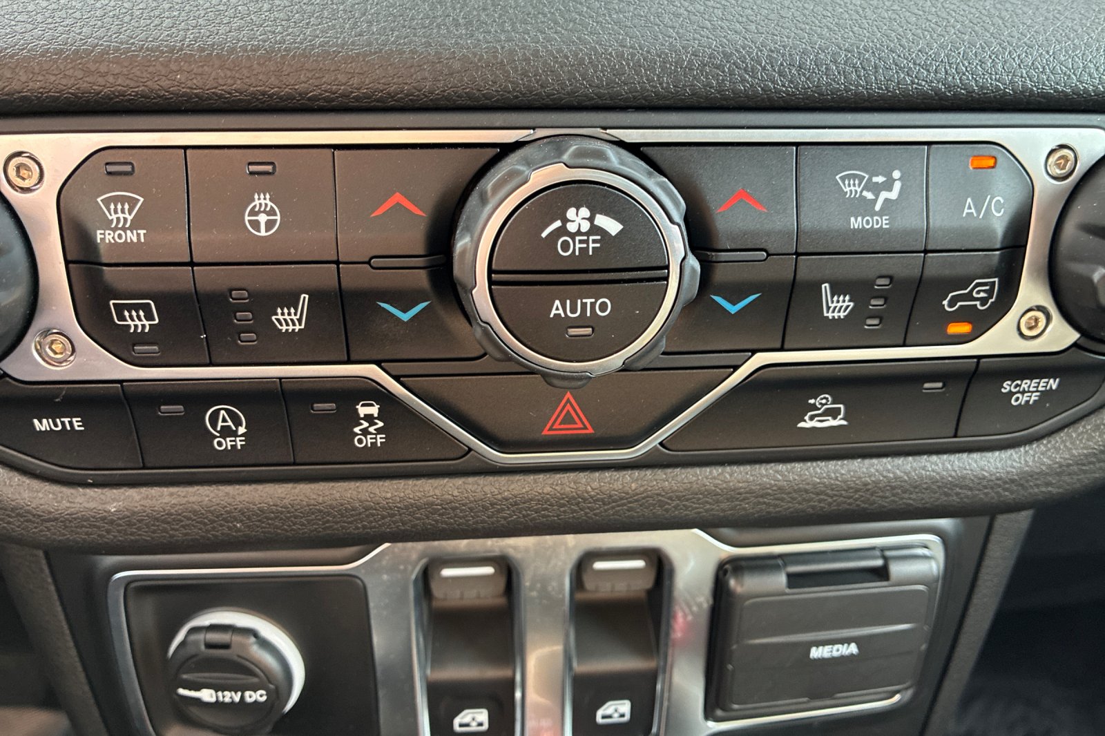 Used 2024 Earl Clearcoat Jeep Sport S image 39