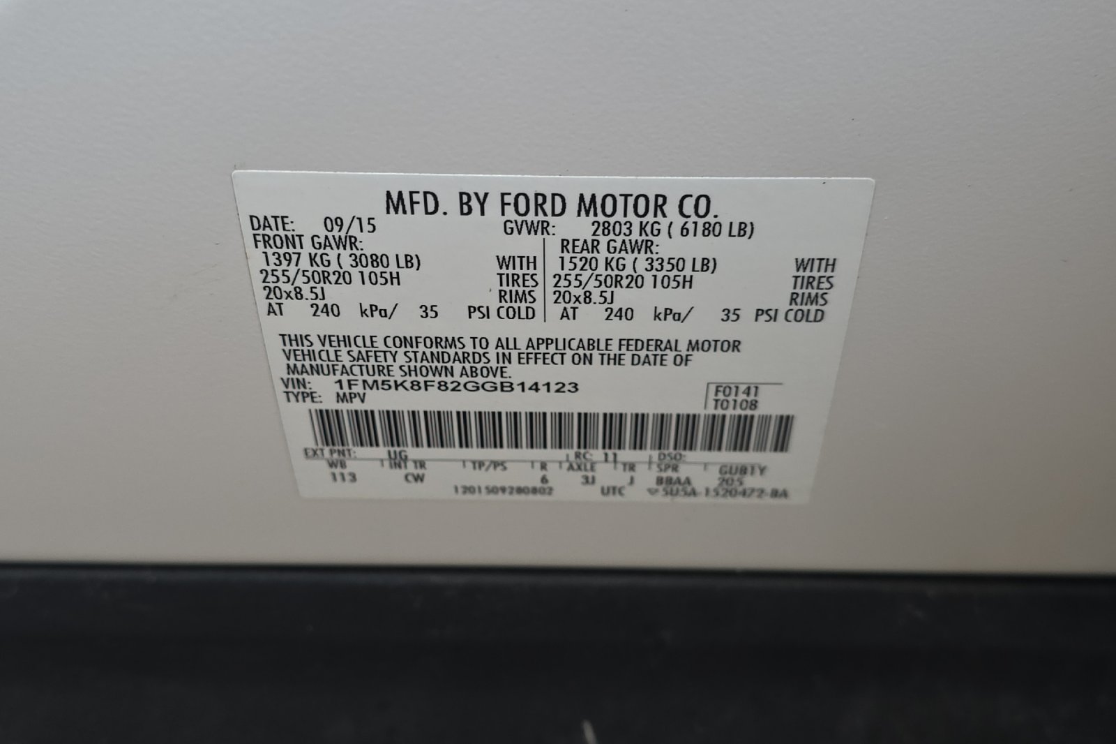 Used 2016 White Platinum Clearcoat Metallic Ford Limited image 27