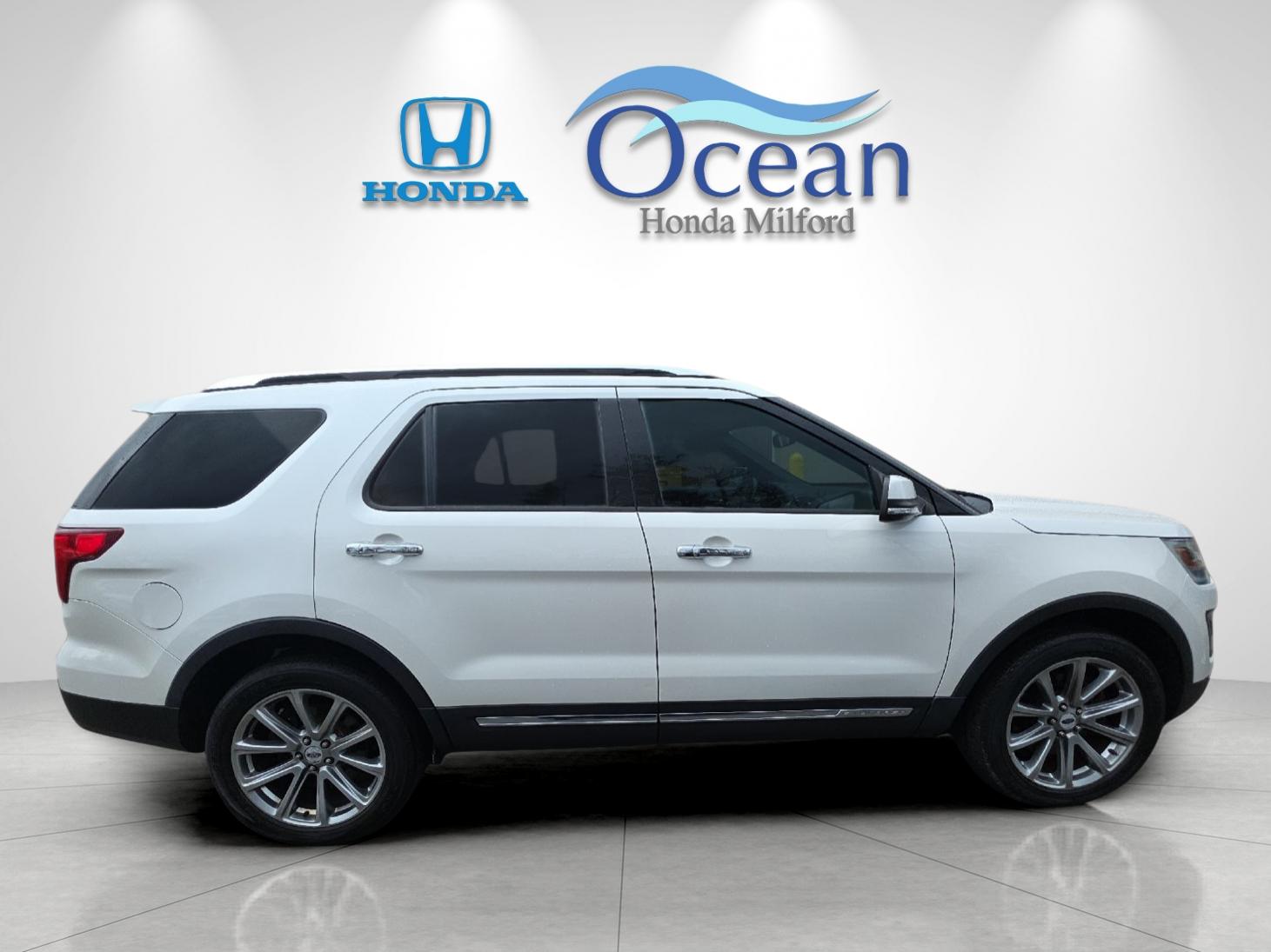 Used 2016 White Platinum Clearcoat Metallic Ford Limited image 2