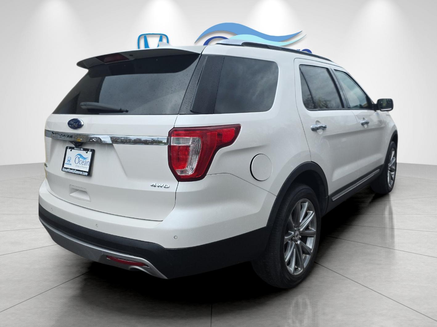 Used 2016 White Platinum Clearcoat Metallic Ford Limited image 3