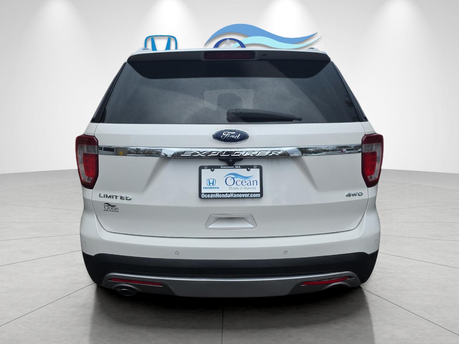 Used 2016 White Platinum Clearcoat Metallic Ford Limited image 4