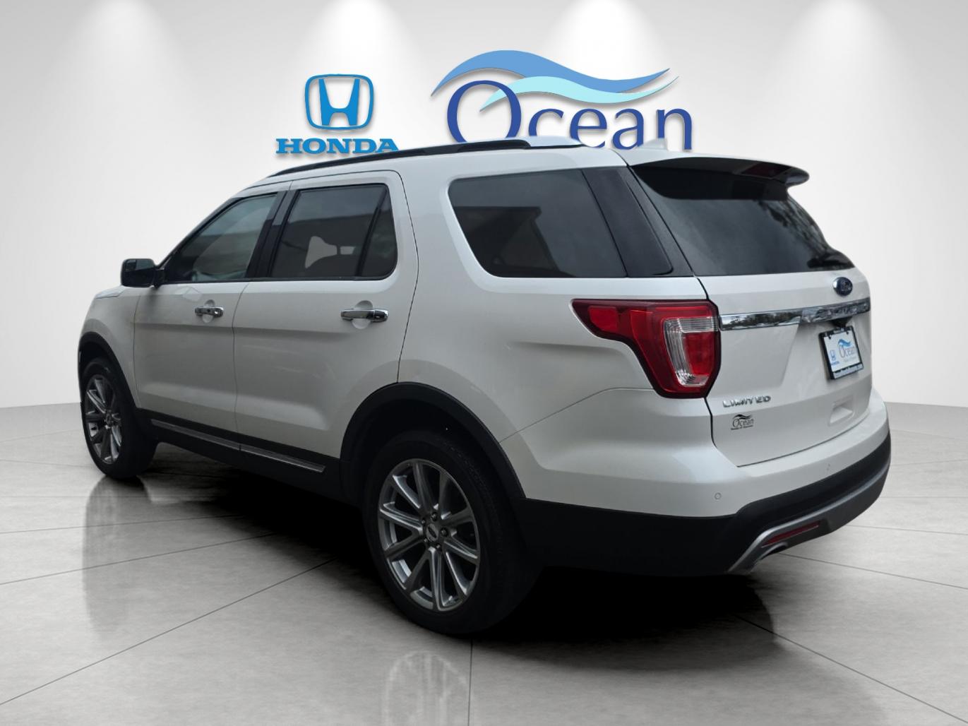 Used 2016 White Platinum Clearcoat Metallic Ford Limited image 5