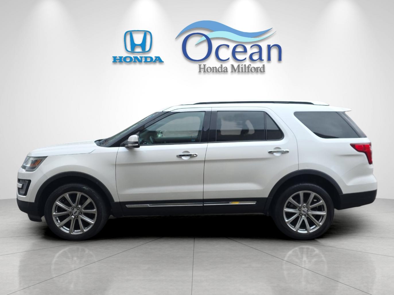 Used 2016 White Platinum Clearcoat Metallic Ford Limited image 6