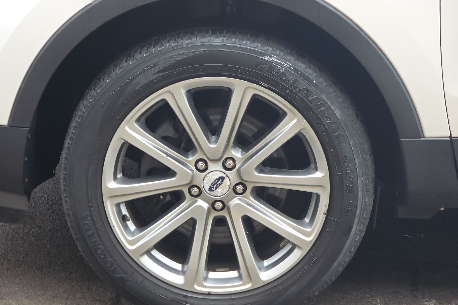 Used 2016 White Platinum Clearcoat Metallic Ford Limited image 26
