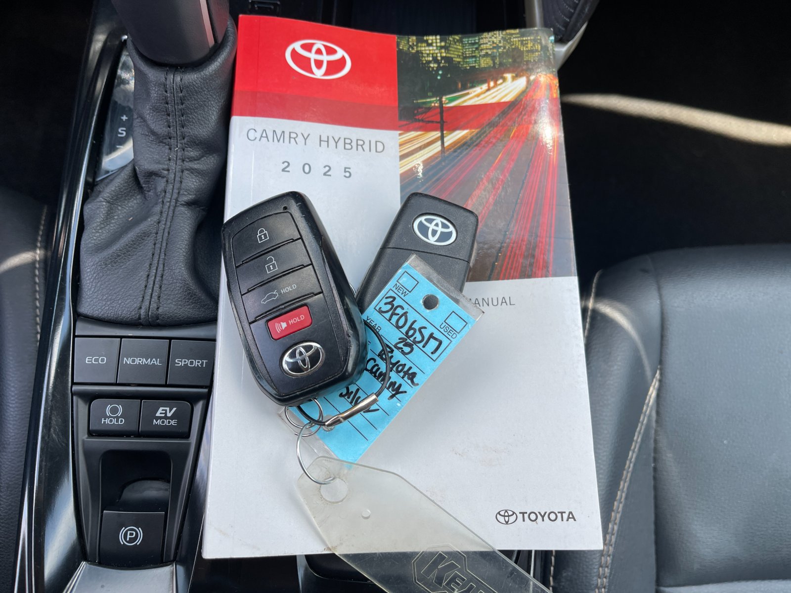 Used 2025  Toyota SE image 10