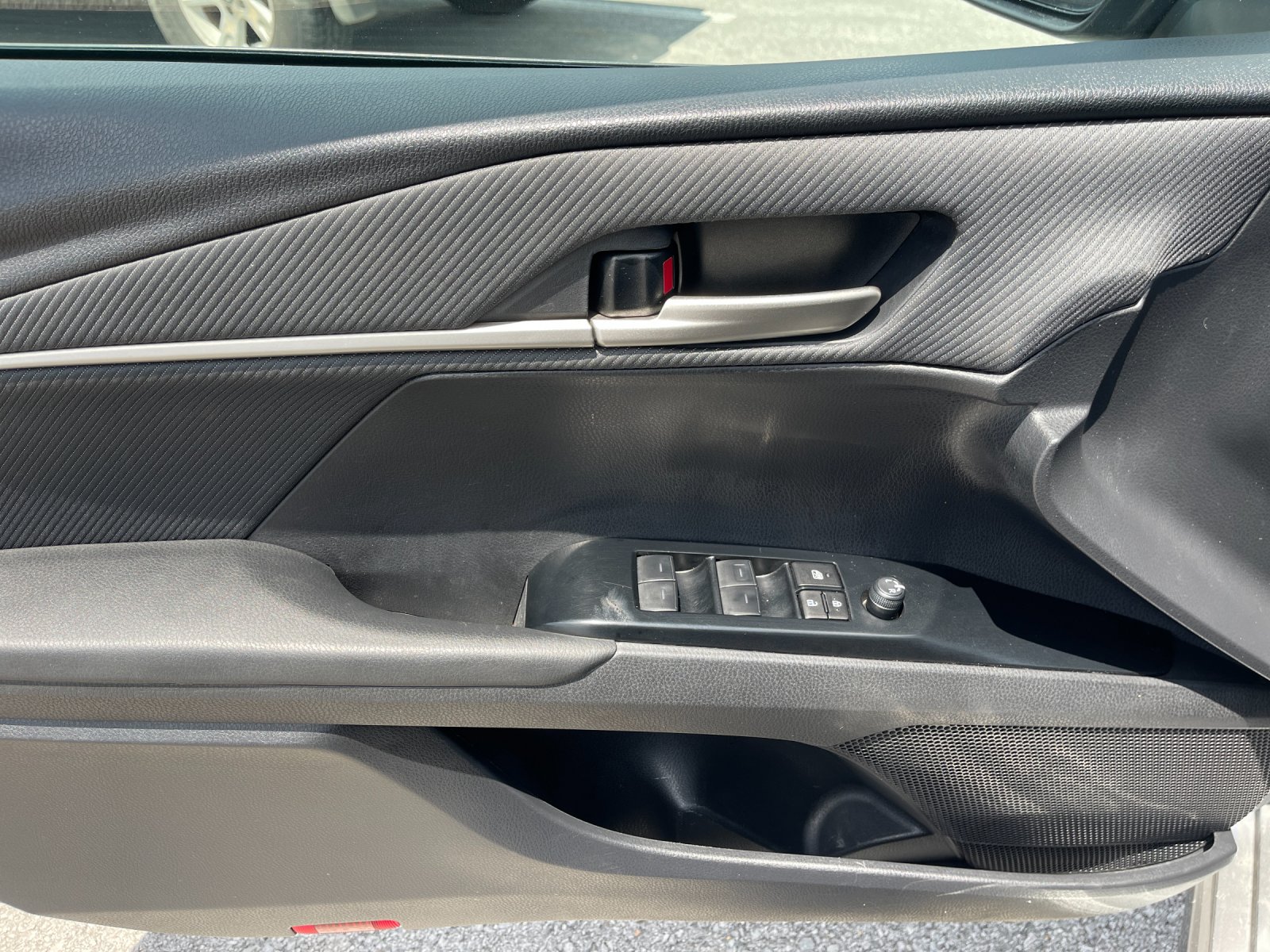 Used 2025  Toyota SE image 12