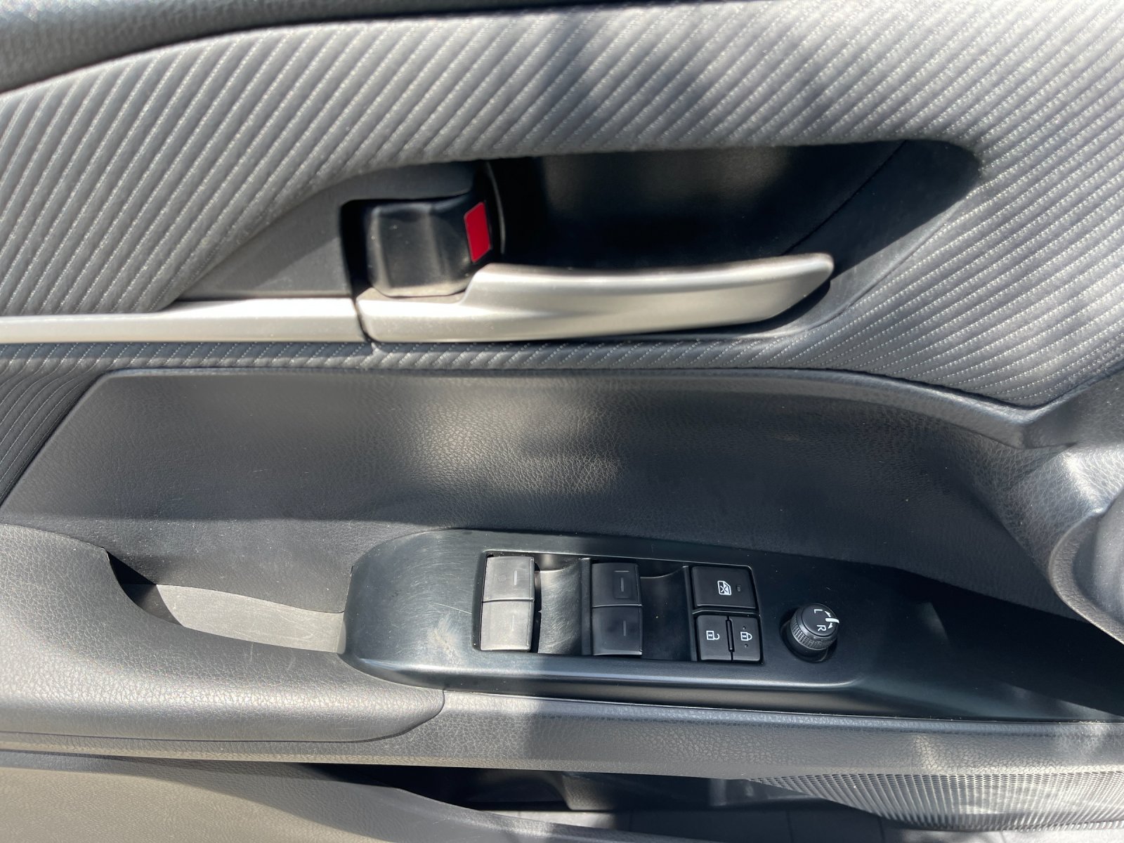Used 2025  Toyota SE image 13