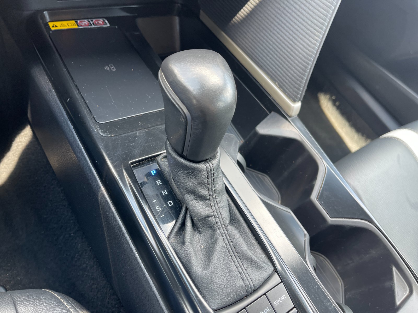 Used 2025  Toyota SE image 22