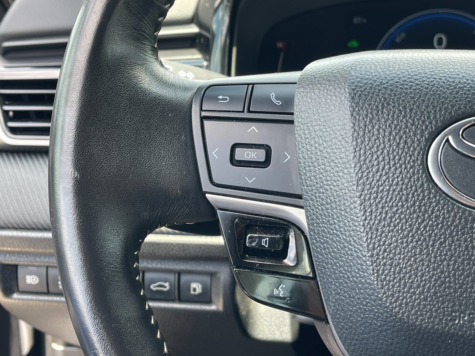 Used 2025  Toyota SE image 25