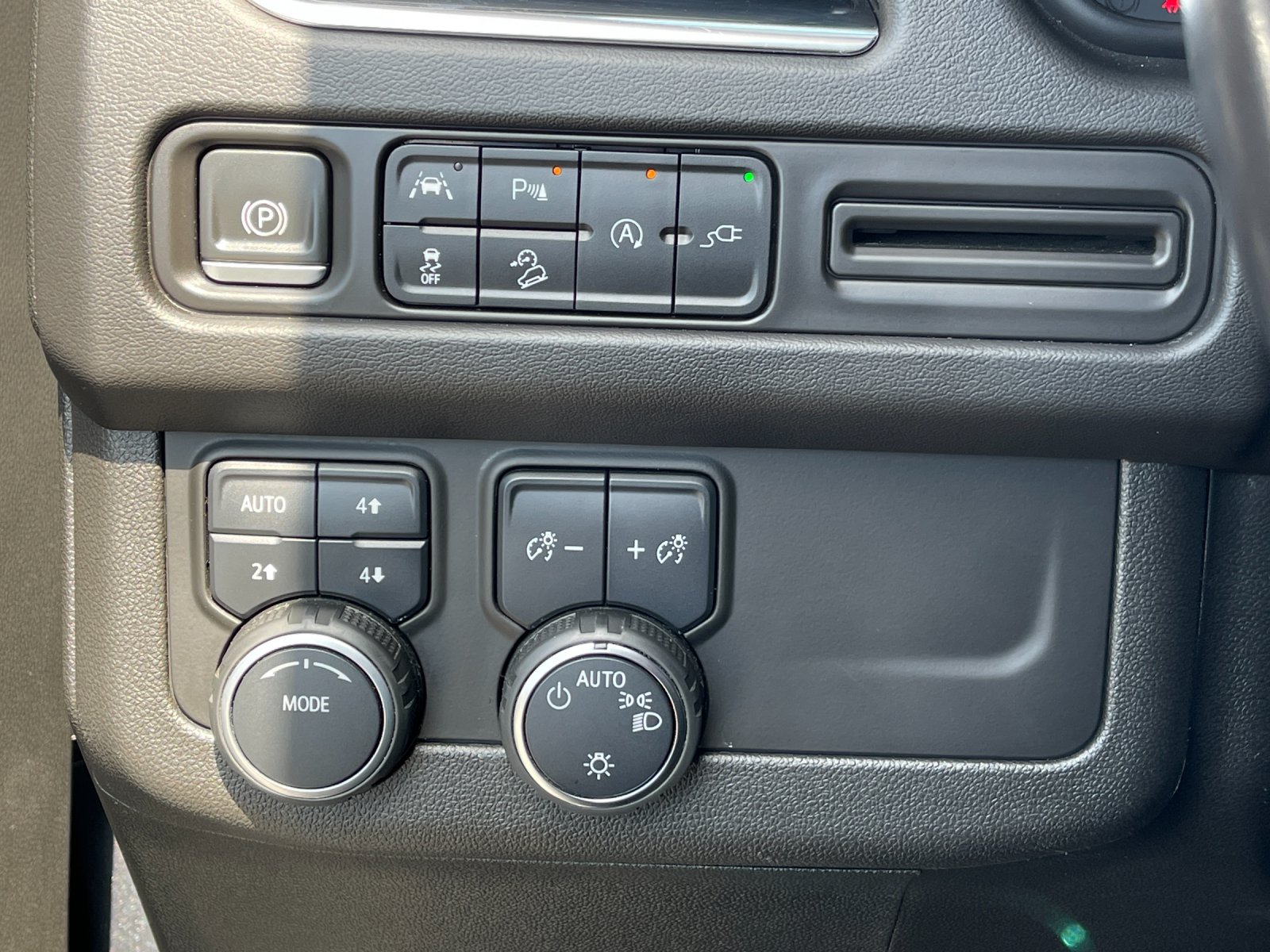 Used 2022 Gray Chevrolet Z71 image 32