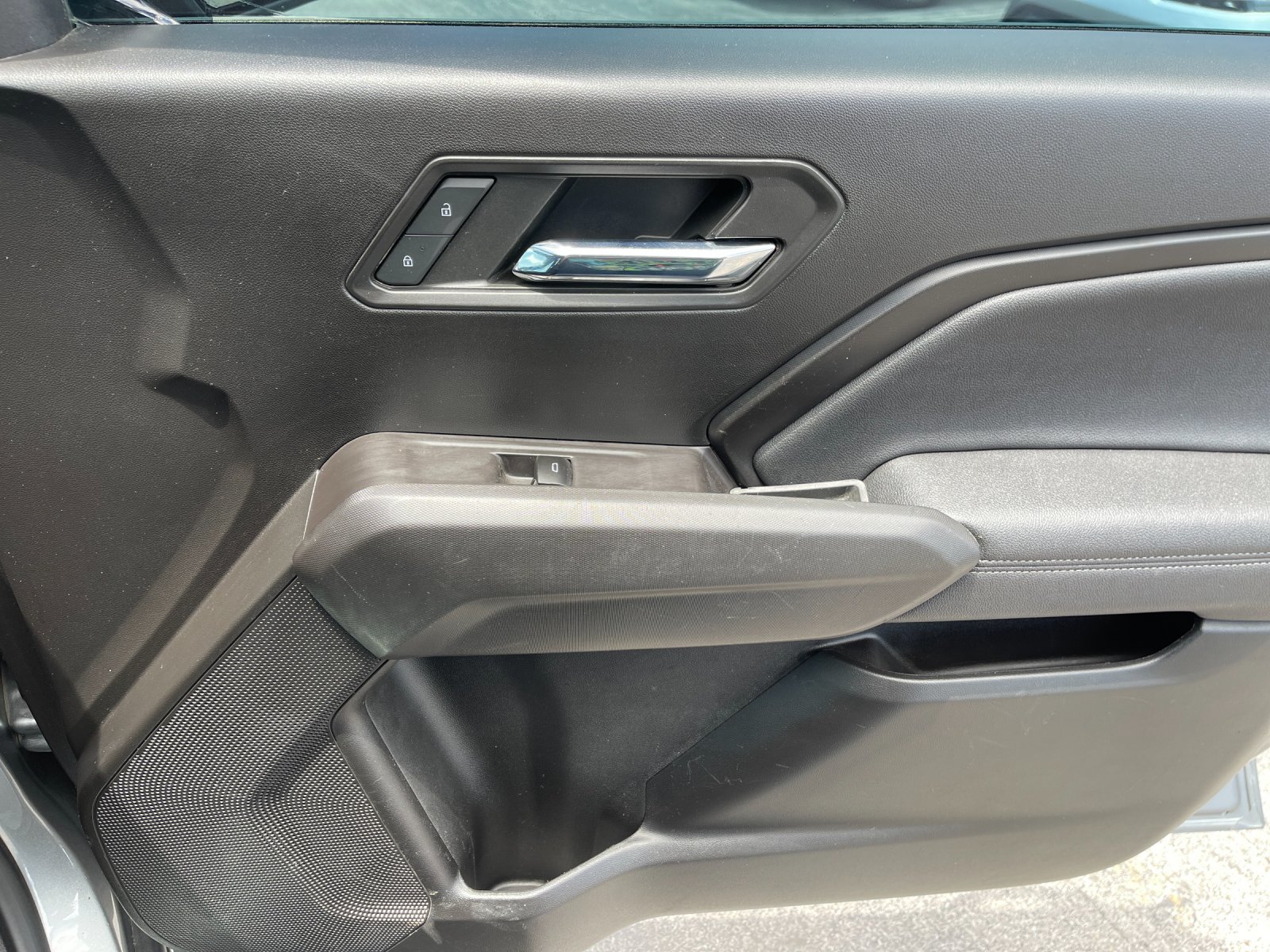 Used 2023 Silver GMC Elevation image 18