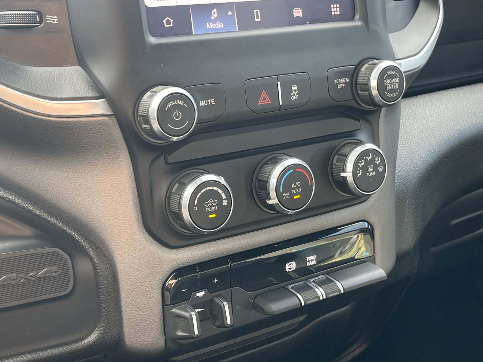 Used 2022 White Ram Big Horn image 21
